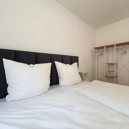 Ferienwohnungen Am Theater: Modern Central Apartments with Kitchen and Netflix Cottbus Exterior photo