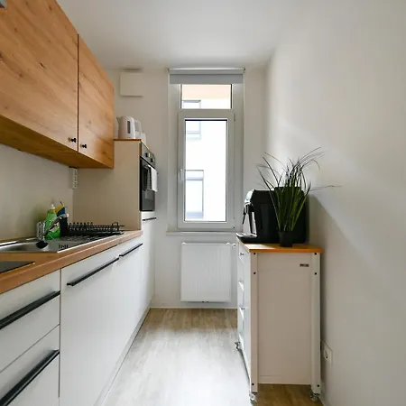 Ferienwohnungen Am Theater: Modern Central Apartments with Kitchen and Netflix Cottbus Exterior photo