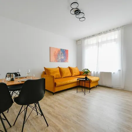 Ferienwohnungen Am Theater: Modern Central Apartments with Kitchen and Netflix Cottbus Exterior photo