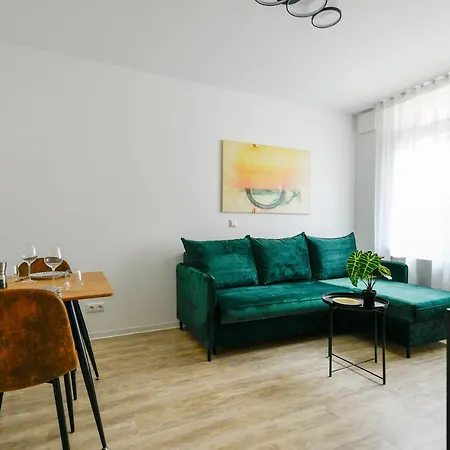 Ferienwohnungen Am Theater: Modern Central Apartments with Kitchen and Netflix Cottbus Exterior photo