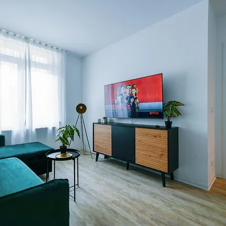 Ferienwohnungen Am Theater: Modern Central Apartments with Kitchen and Netflix Cottbus Exterior photo