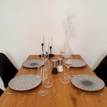 Ferienwohnungen Am Theater: Modern Central Apartments with Kitchen and Netflix Cottbus Room photo