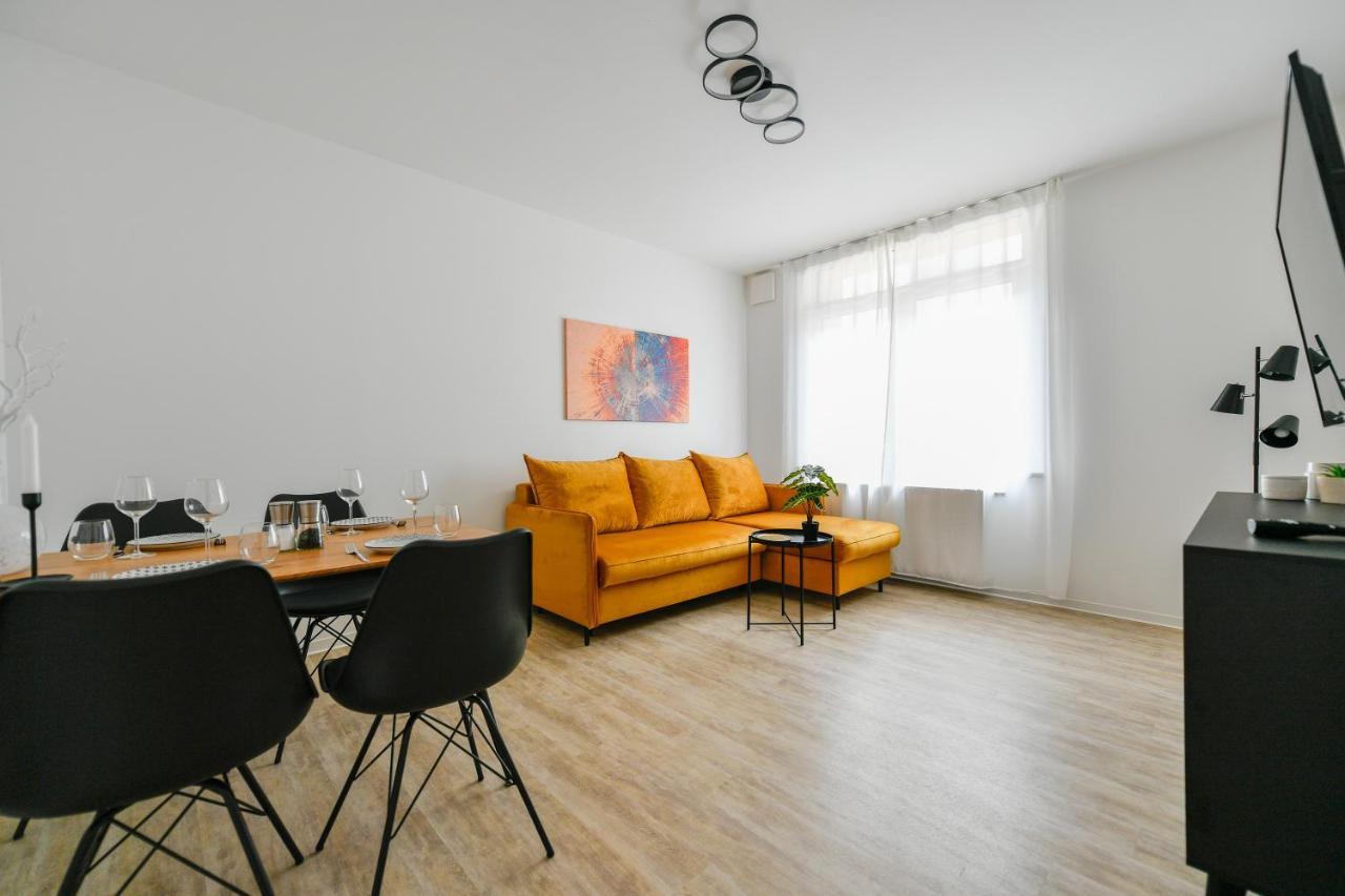 Apartment Am Theater: Modern With Kitchen And Netflix