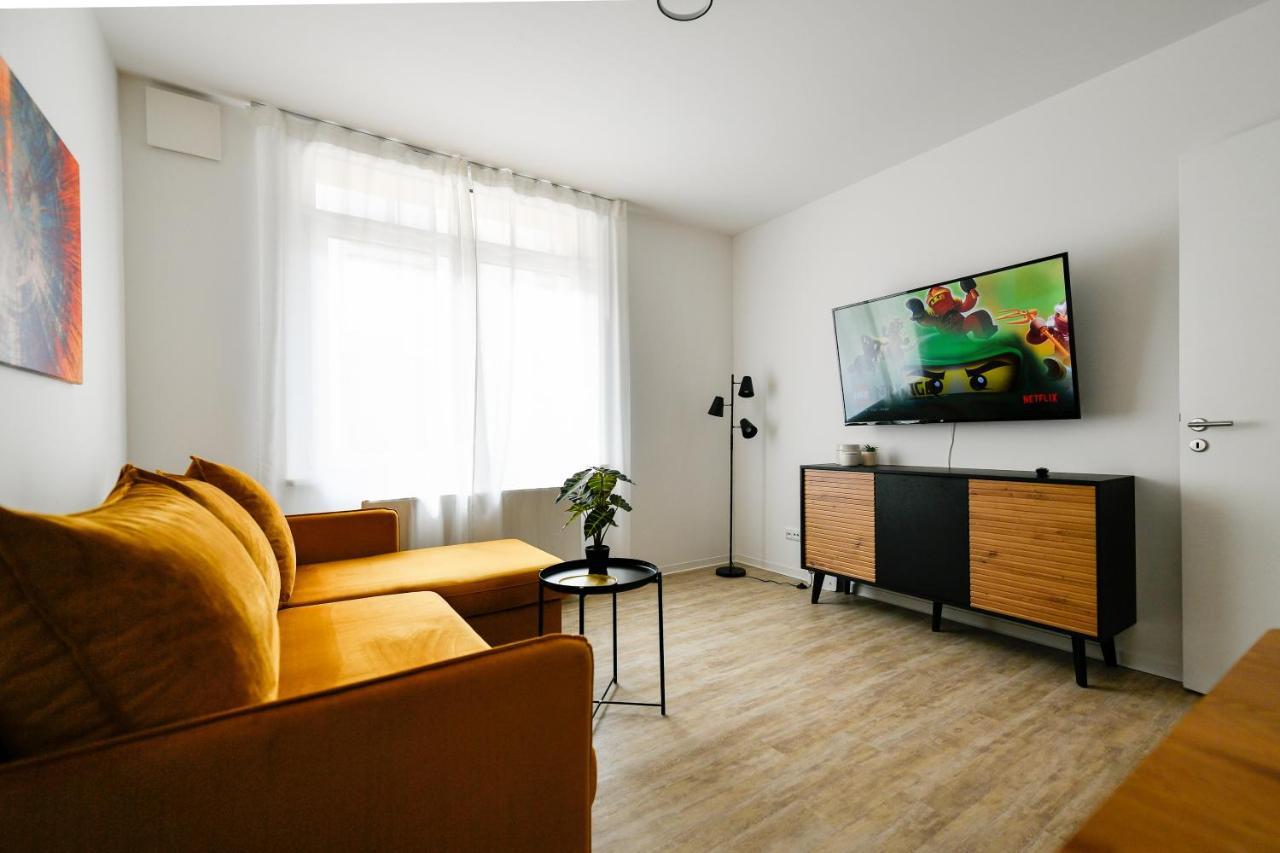 Apartment Am Theater: Modern With Kitchen And Netflix