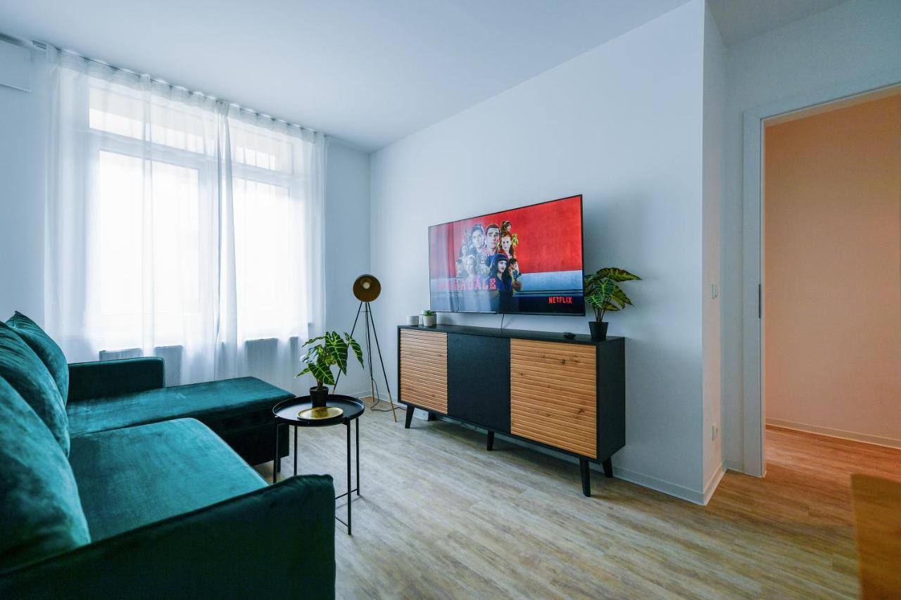 Am Theater: Modern With Kitchen And Netflix